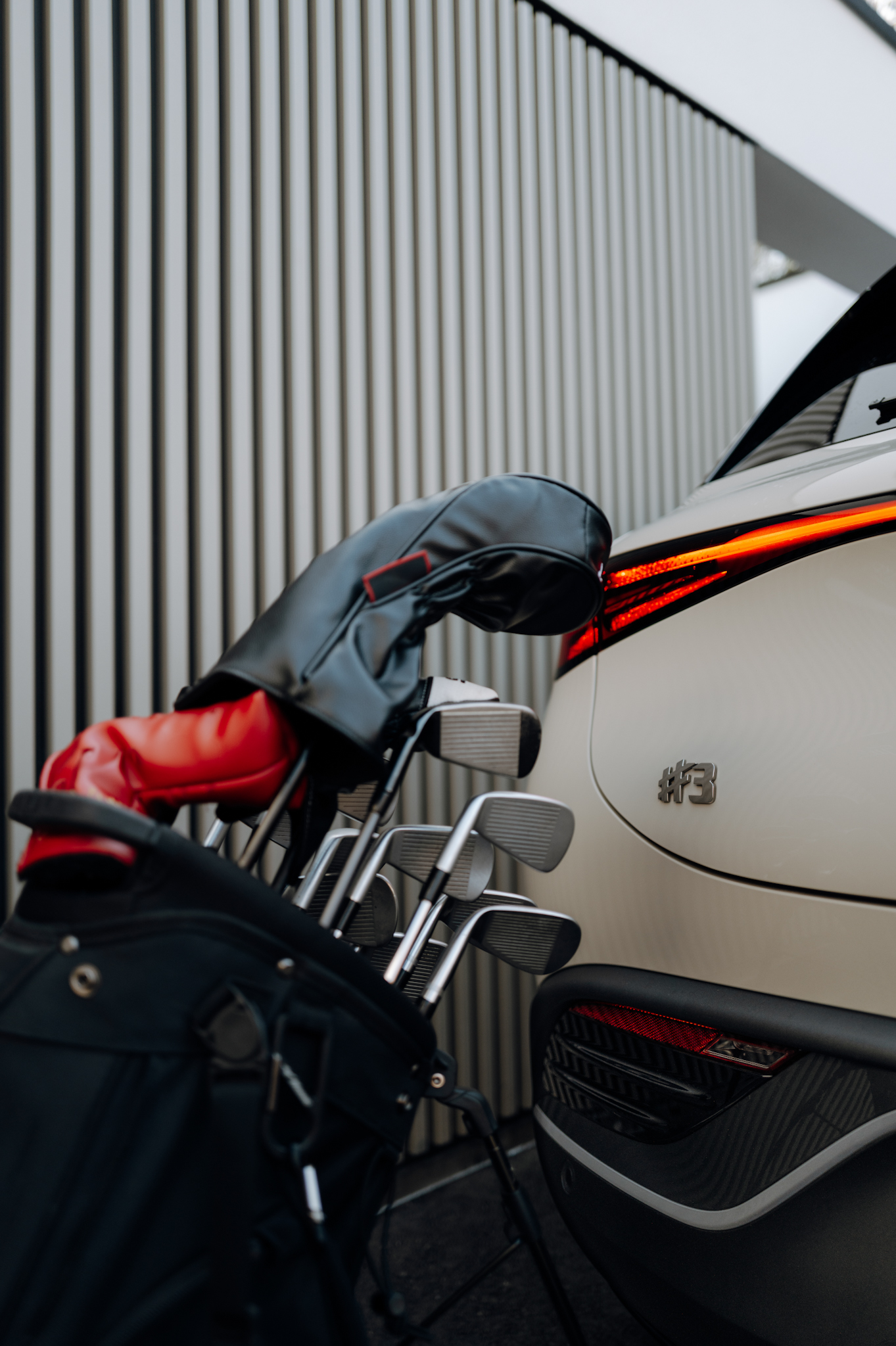 Golf bag next to the Smart #3 Premium in Ceramic Cream, highlighting its sporty lifestyle.